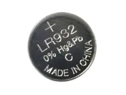 Pila LR932 tipo botón alcalina de 1.5V, ideal para relojes, calculadoras y pequeños dispositivos electrónicos.